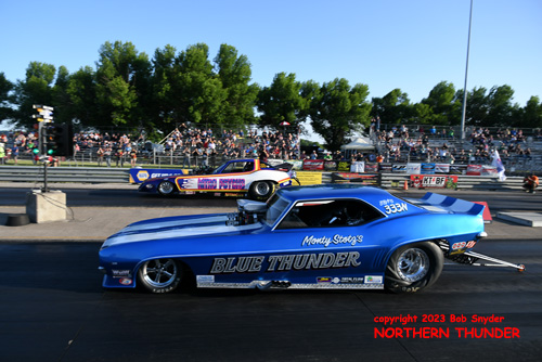 Monty Stotz - 'Blue Thunder' (near lane) vs 
Chuck Loftin - 'Nitro Psycho' (far lane)